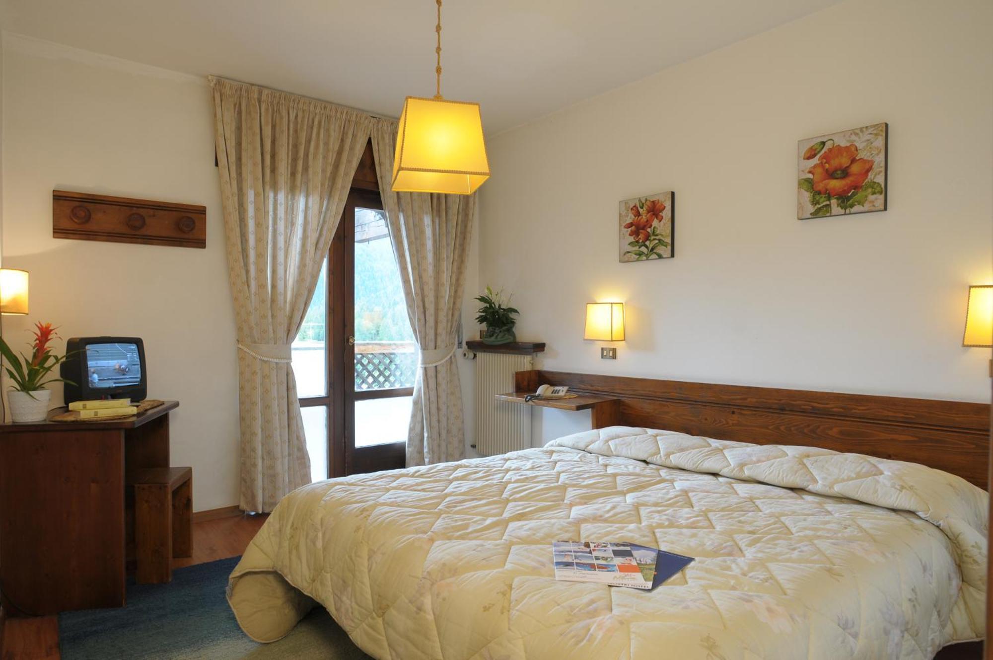 Hotel Corona Val di Zoldo Ruang foto